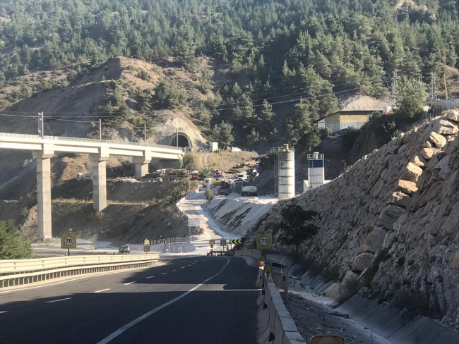 Kılavuz tren raydan çıktı, 2 makinist hayatını kaybetti